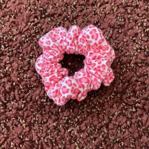pink leopard/cheetah scrunchie